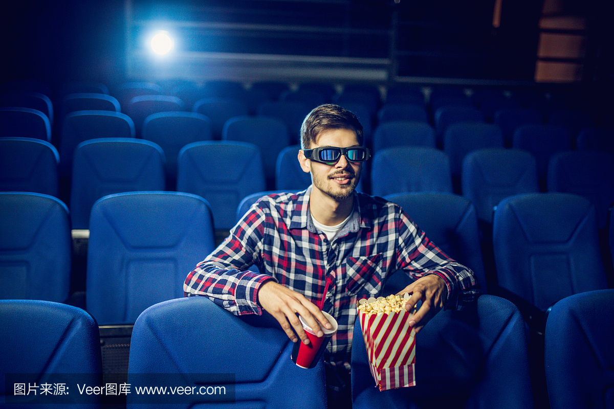 男人在电影院看电影